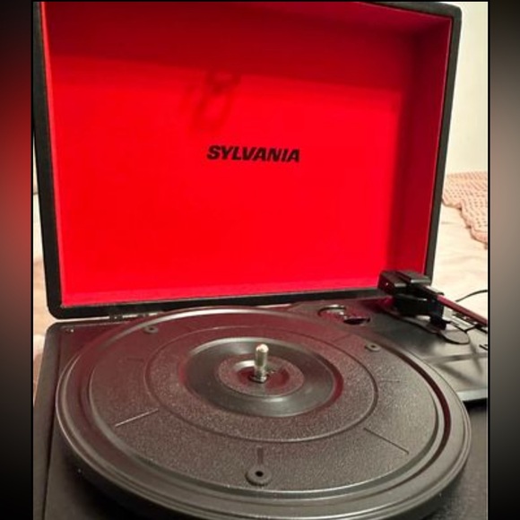 Sylvania record player - Picture 2 of 3